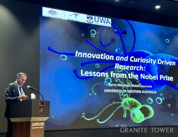 2005 Nobel Prize Laureate, Dr. Barry Marshall Delivers Special Lecture at KU. (Photographed by Tran Ngoc Khanh An)